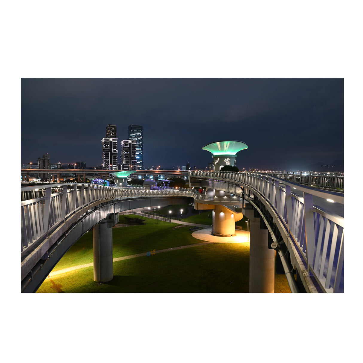 Nikon NIKKOR Z 28-75mm f/2.8 Lens with 64GB Card and Messenger Bag Bundle