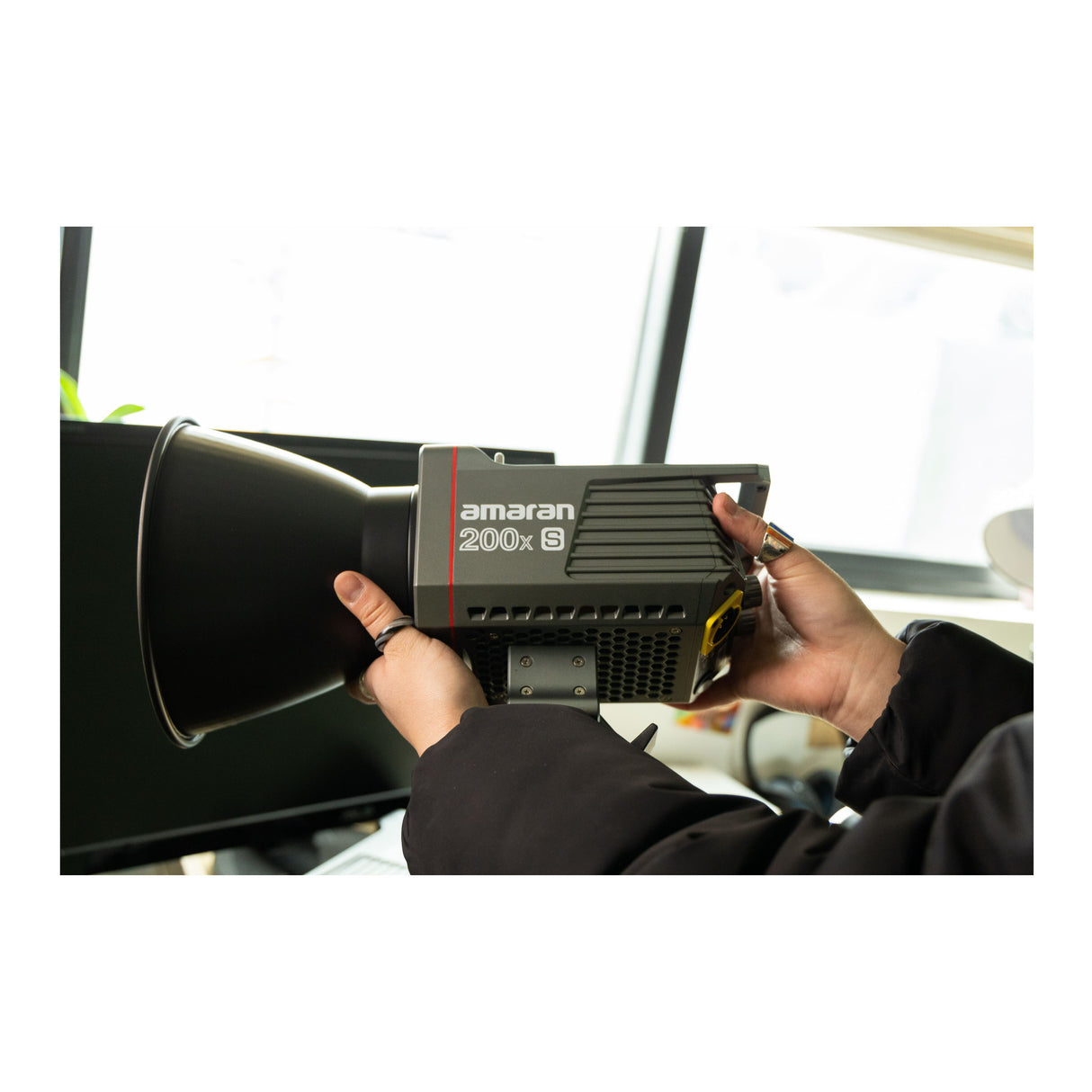 Aputure Amaran COB 100D S Point Source LED 100W Daylight with Full-Size Universal Bowens Mount