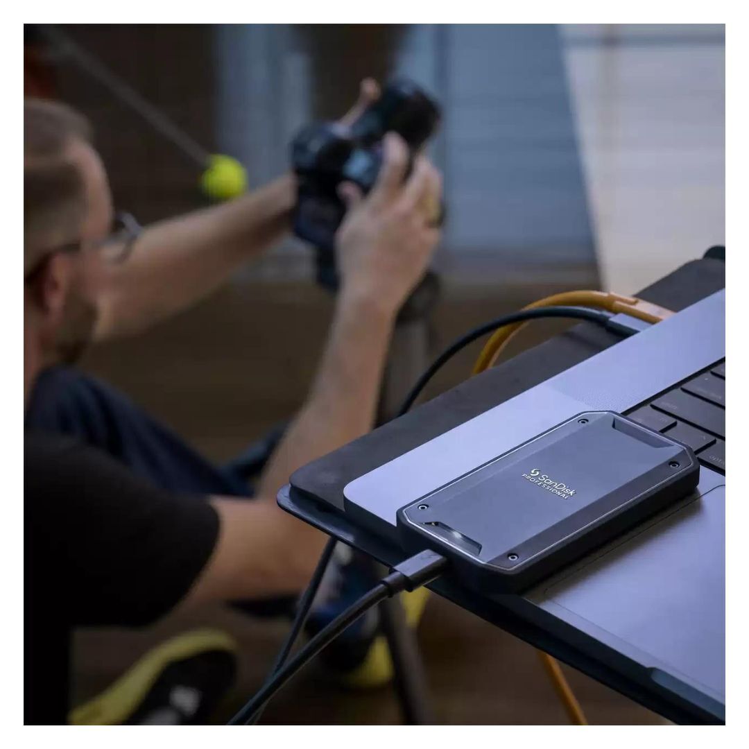 SanDisk Professional PRO-G40 SSD Memory Drive with Thunderbolt 3 and USB 3.2 Gen 2 Support (2TB)