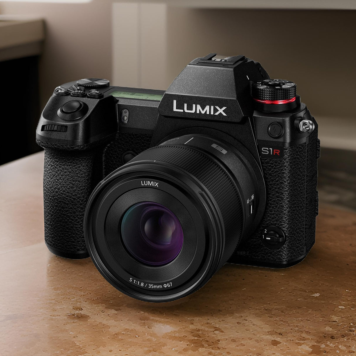 Panasonic LUMIX S 35mm F1.8 Large Diameter Prime Lens (L-Mount) with Black Hard Carry Case Bundle