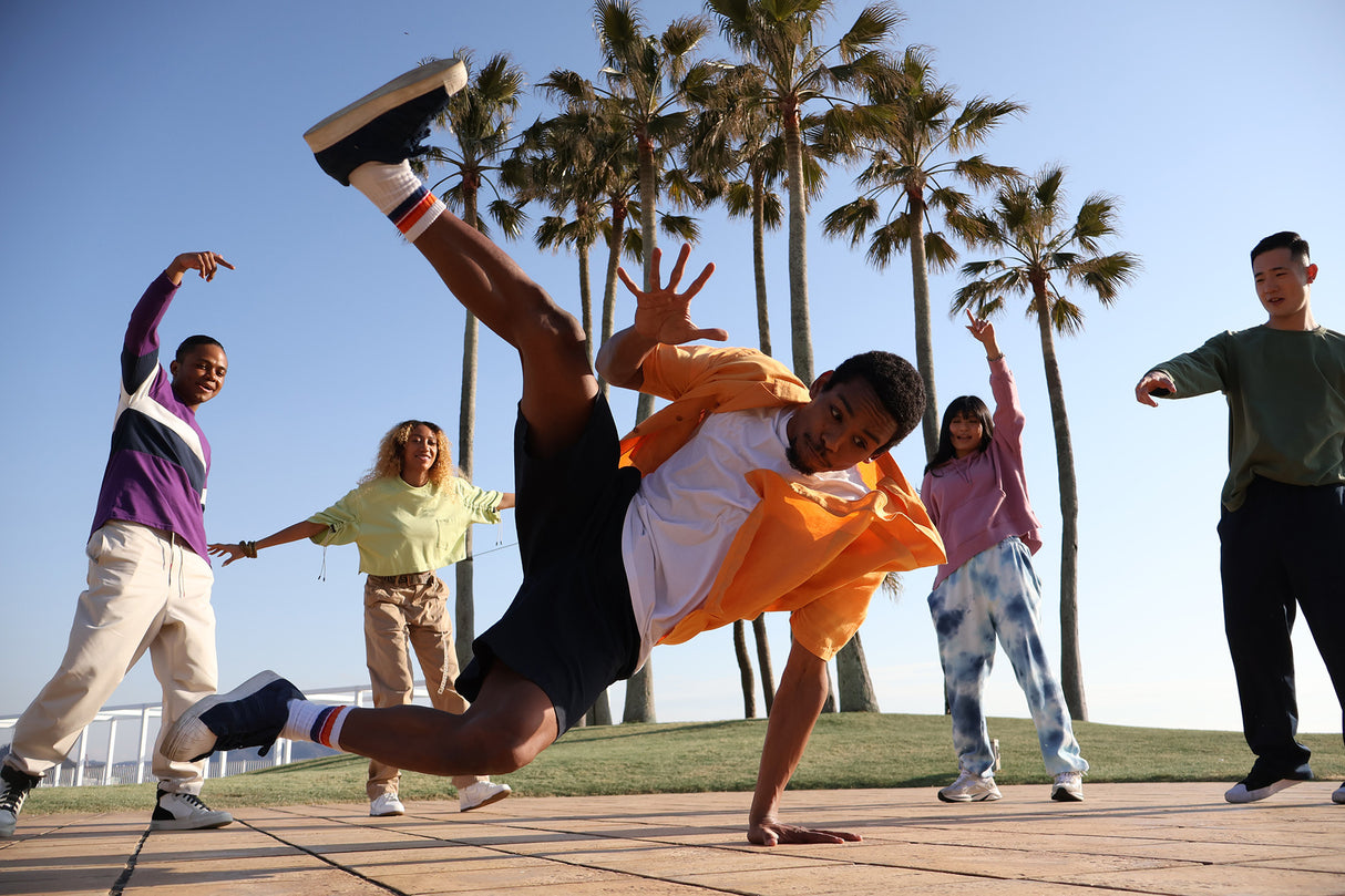 Canon EOS R10 Mirrorless Camera with RF-S 18-45mm Lens Kit