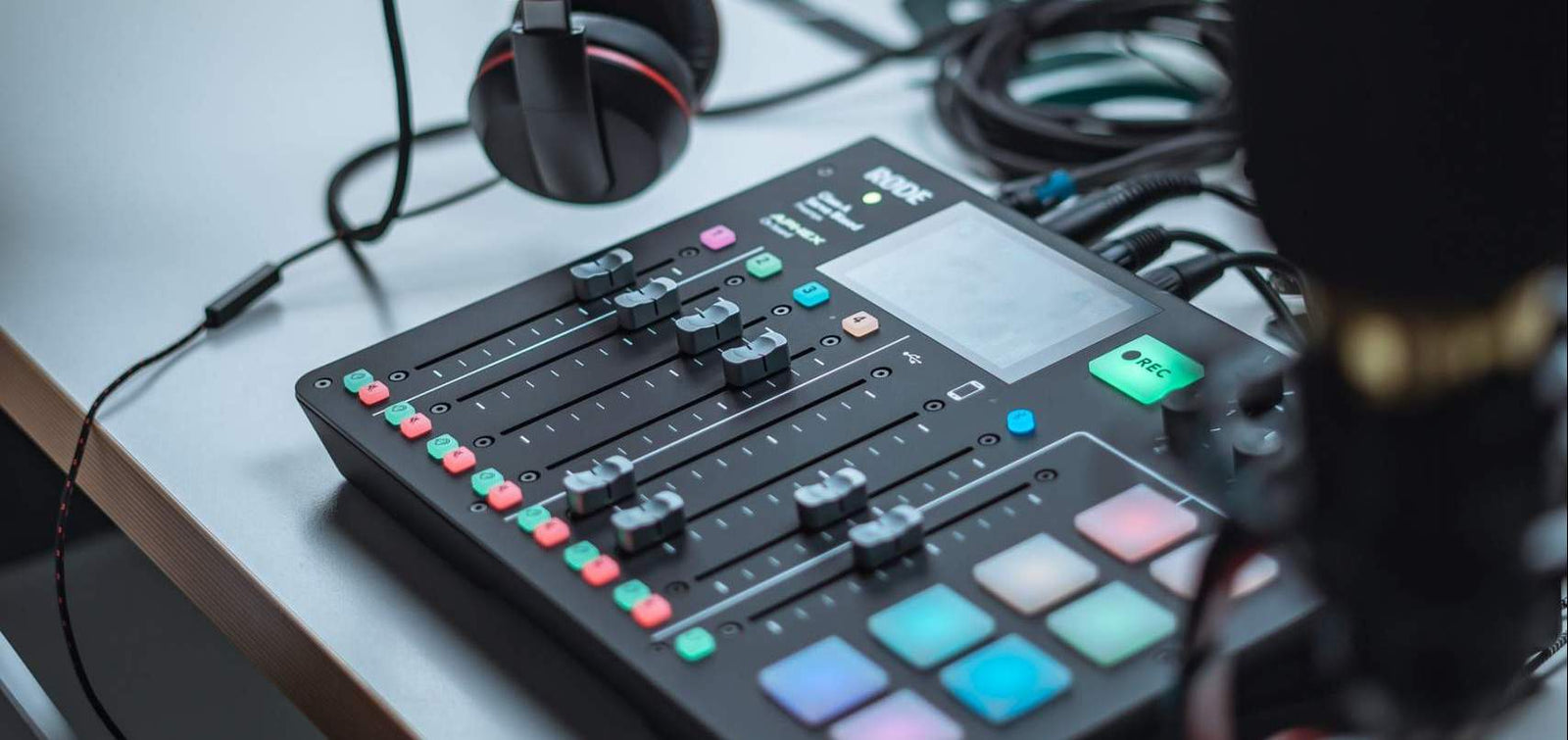 A Guide For Best Podcast Equipment Setups: Beginner, Semi-pro, & Advanced