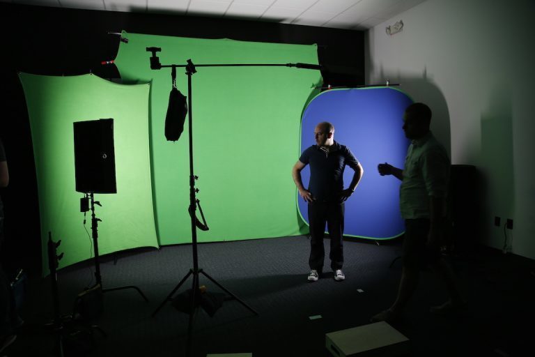 Westcott Wrinkle-Resistant Backdrop (Green Screen, 9' x 10')