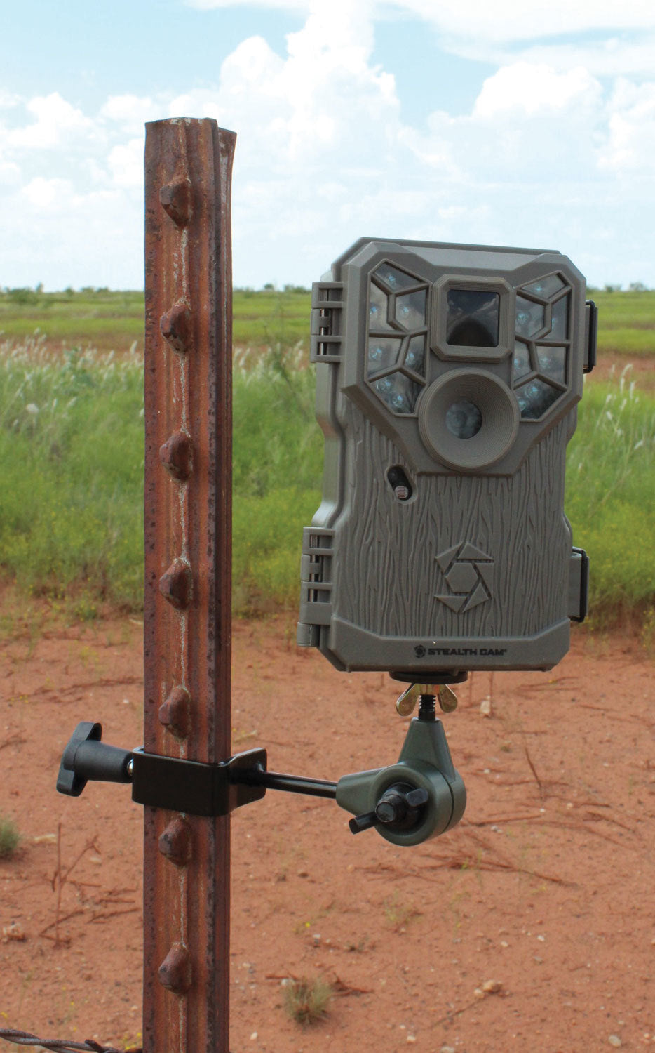 HME Products T-Post Trail Camera Holder (4-Pack) with Card Reader