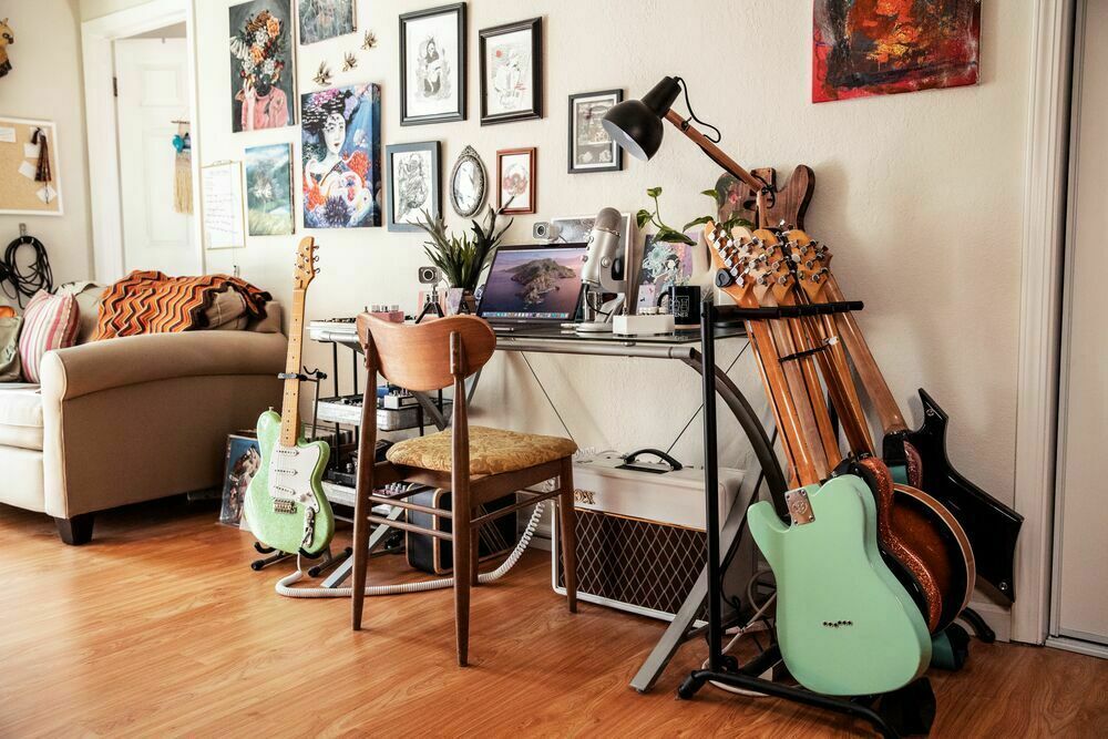 Logitech StreamCam Plus Webcam with Tripod and Yeti Blackout Mic and 4-Port USB Hub