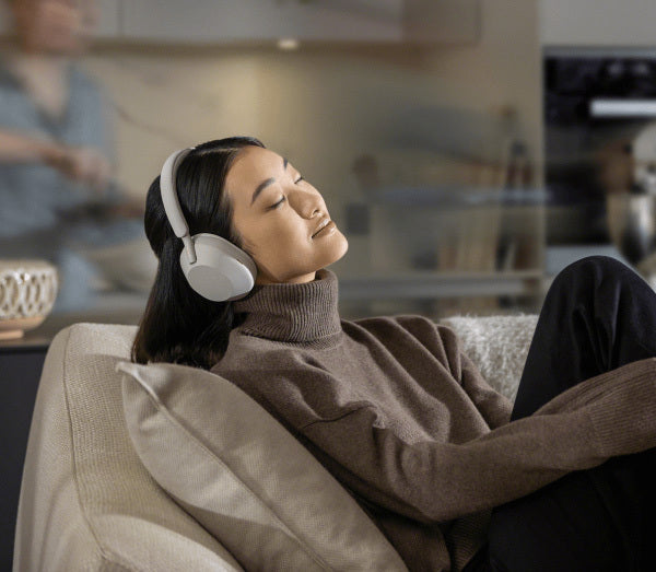 Sony WH-1000XM5 Wireless Noise Canceling Over-Ear Headphones (Silver) with 10,000mAh Power Bank