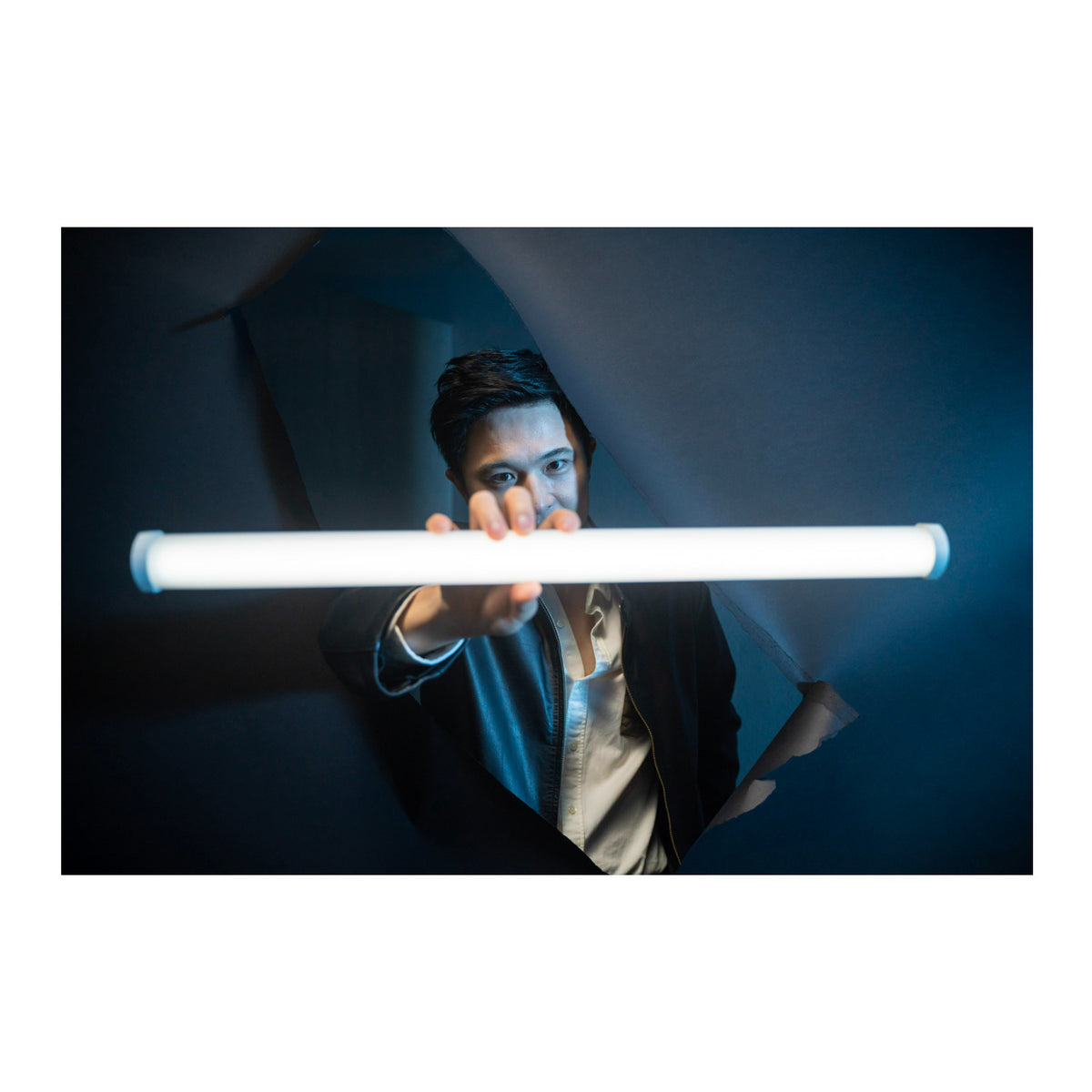 Amaran RGBWW Color PT4c LED 4-Feet Pixel Tube with 16 Independently Controllable Pixels(LED Engines)