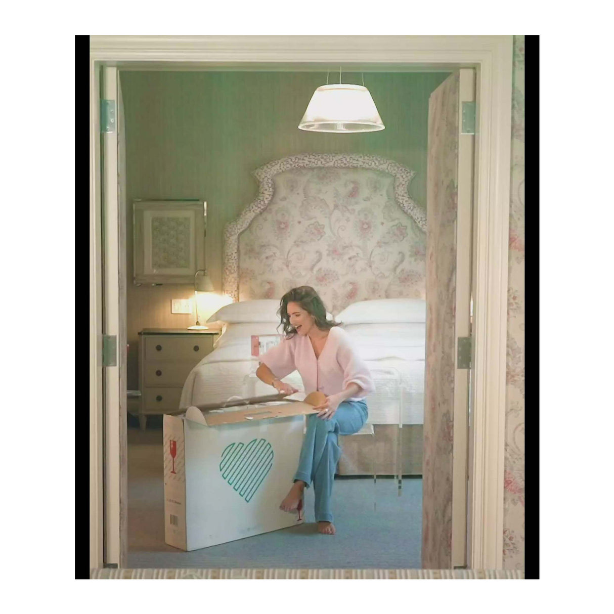 Glamcor RIKI LOVES RIKI RIKI TALL 20 x 28-Inch Vanity Mirror with Dual Voltage and Clip (White)