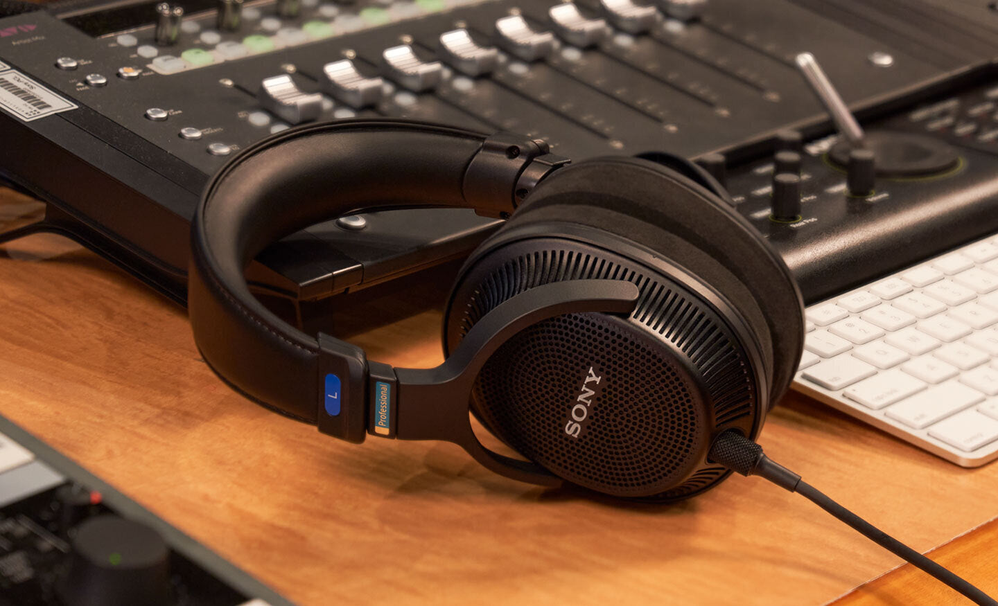 Sony MDR-MV1 Open-Back Reference Monitor Headphones with Sony MDR-MV1 Open-Back Reference Monitor Headphones with