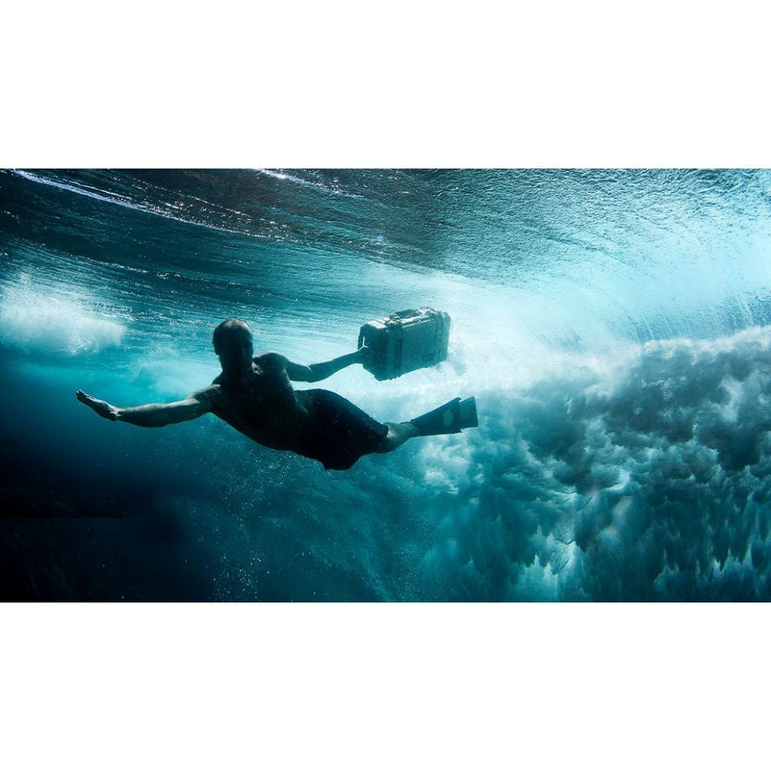 Pelican 1510 Protector Carry-On Case with Foam and Automatic Pressure Equalization Valve (Black)