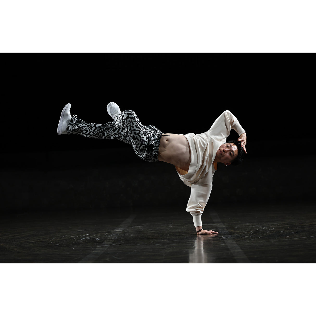 Canon RF 70-200mm f2.8 L IS USM Z Hybrid Zoom Lens with Iris Ring and Nano USM Motors (White)