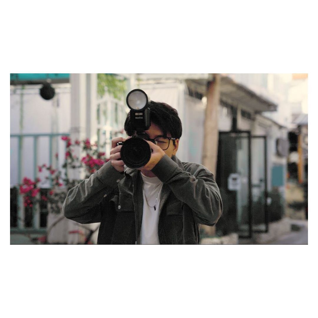 Godox V100 100W On-Camera Flash for Canon with Full-Color Touchscreen and Powerful Battery (Black)